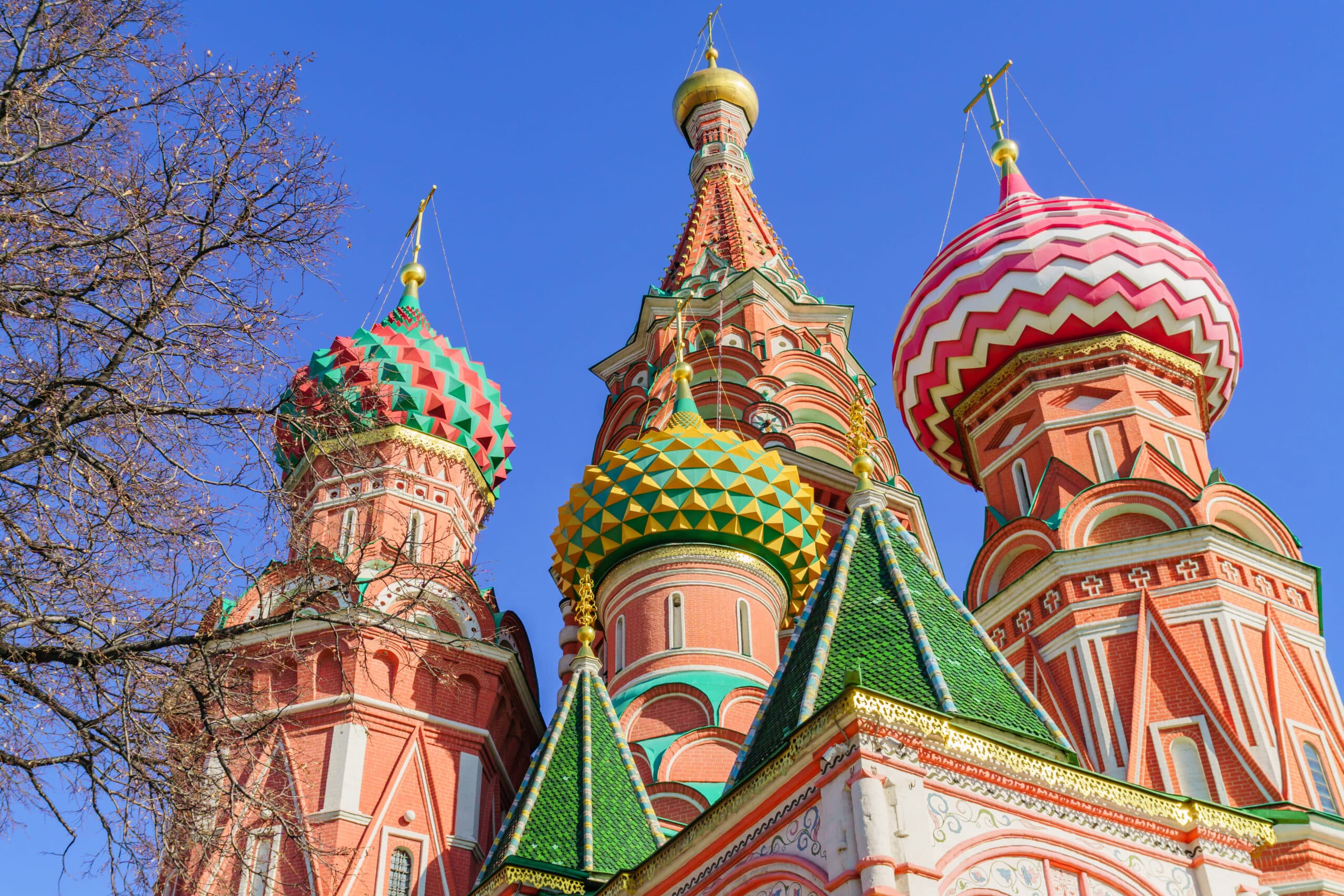 Arquitetura-russa-st-basil-s-cathedral-red-square-moscow-domes-cathedral-against-blue-sky